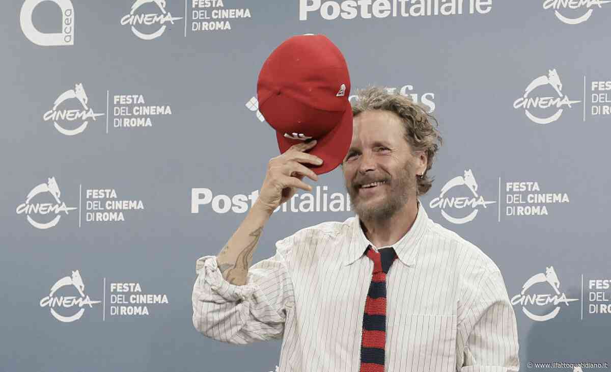 “Io sono uno che rimuove il passato, invece ora mi hanno costretto a guardarlo. Mi rendo conto che sto diventando come il mio babbo, penso ai silenzi di mia mamma…”: Jovanotti racconta il film sulla sua vita