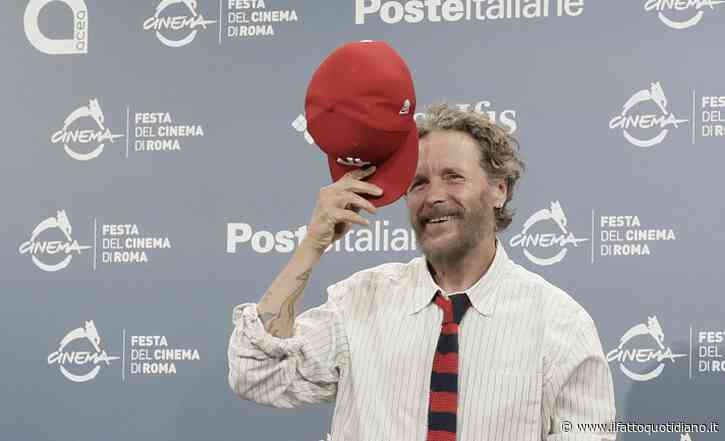 “Io sono uno che rimuove il passato, invece ora mi hanno costretto a guardarlo. Mi rendo conto che sto diventando come il mio babbo, penso ai silenzi di mia mamma…”: Jovanotti racconta il film sulla sua vita