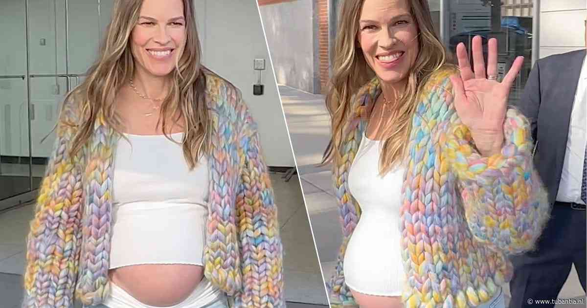 Actrice Hilary Swank (52) hekelt kritiek op laat moederschap: ‘Mannen krijgen hier niet mee te maken’