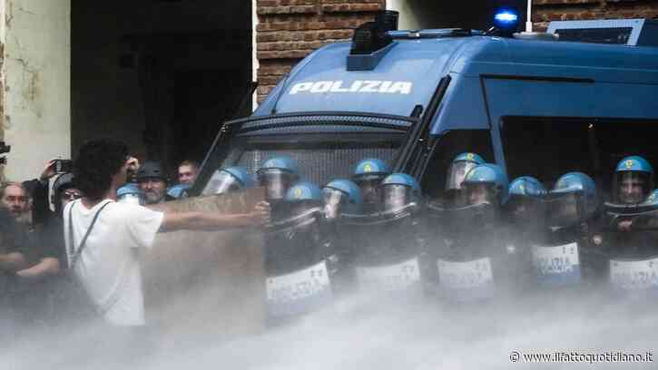 Proteste degli studenti a Torino, genitori e docenti fanno da scudo ai ragazzi: “La polizia ha provocato, noi ci siamo messi in mezzo”