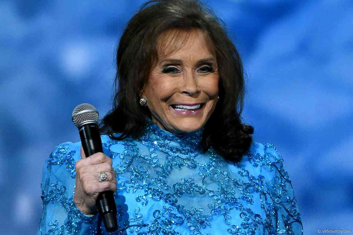 Flashback: Loretta Lynn Named First Female CMA EOTY