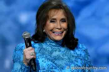Remember When: Loretta Lynn Named the First Female CMA EOTY