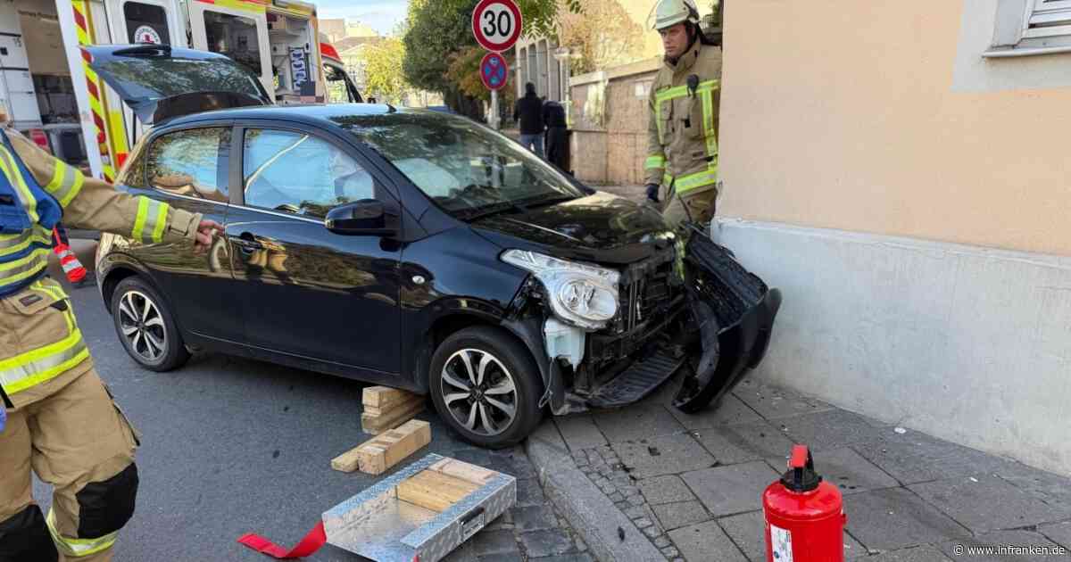 Unfall in Bamberg: Feuerwehr und Rettungsdienst holen Person aus Wagen