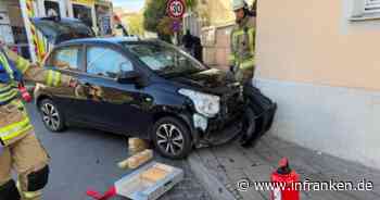 Unfall in Bamberg: Feuerwehr und Rettungsdienst holen Person aus Wagen