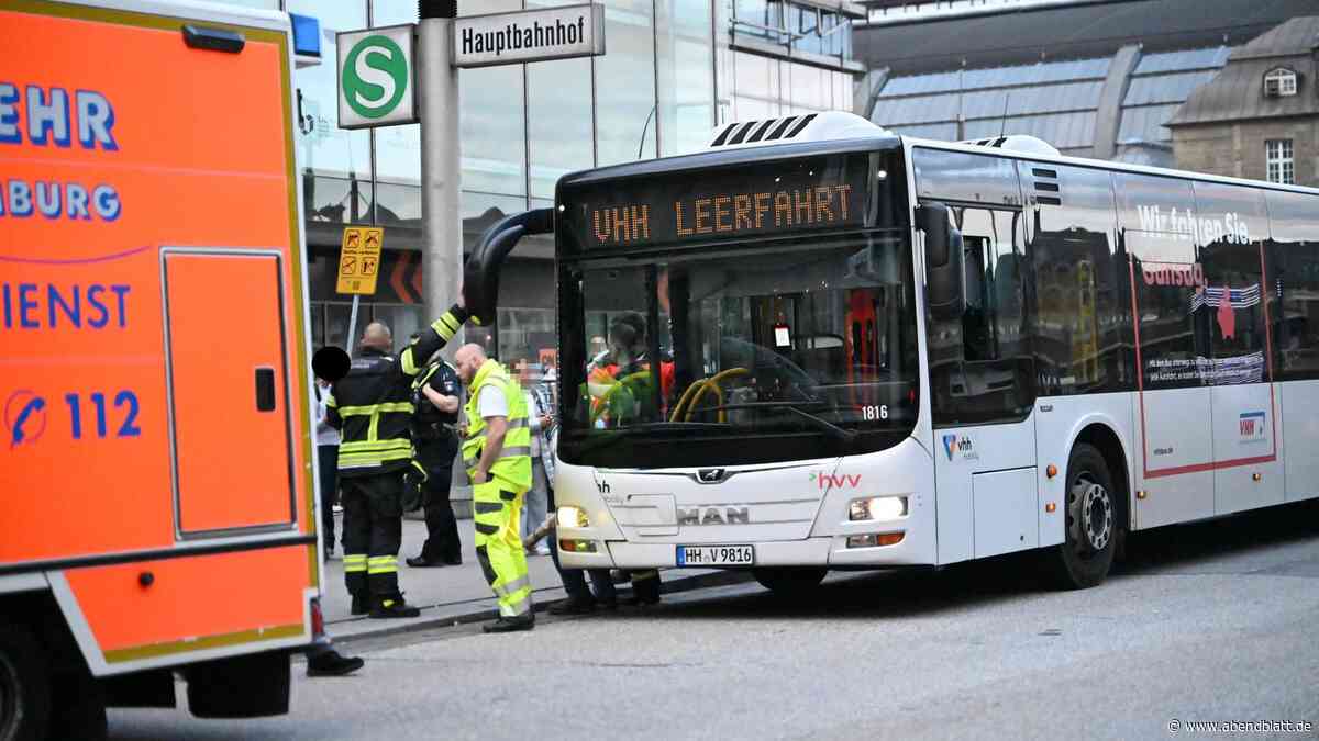 HVV-Bus muss auf Mönckebergstraße vollbremsen – eine Person im Krankenhaus