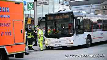 HVV-Bus muss auf Mönckebergstraße vollbremsen – eine Person im Krankenhaus