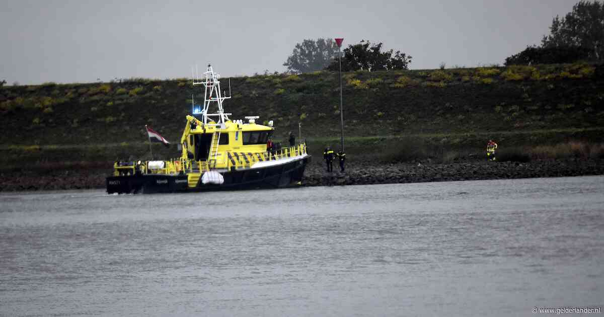 Lichaam gevonden in Waal bij Hellouw, politie doet onderzoek