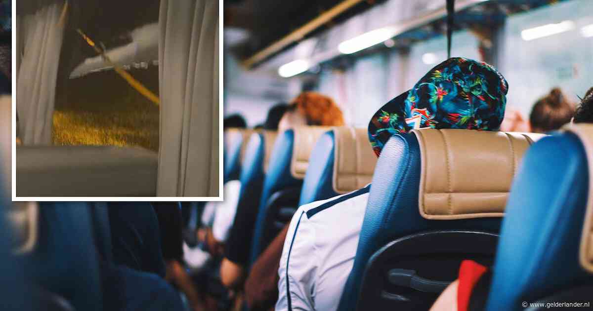 Raam klapt uit rijdende touringbus met tientallen scholieren, busmaatschappij zegt sorry