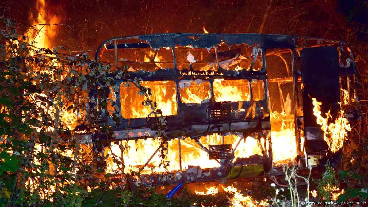 Wohnwagen in Wolfenbüttel brennt komplett aus – Ursache bisher unklar