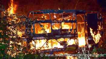Wohnwagen in Wolfenbüttel brennt komplett aus – Ursache bisher unklar