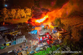 UPDATE: Hoge steekvlam na explosie bij grote brand in schuren met hooi en bouwmaterialen