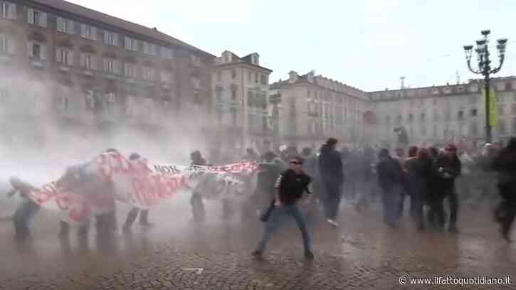 No Meloni Day, la polizia “difende” la prefettura con l’idrante azionato sui manifestanti – Video