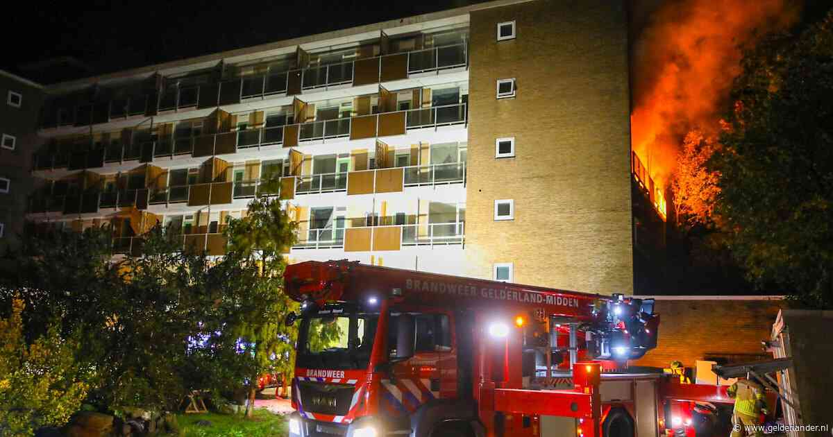 Uitslaande brand bij veelbesproken Paasbergflat in Arnhem