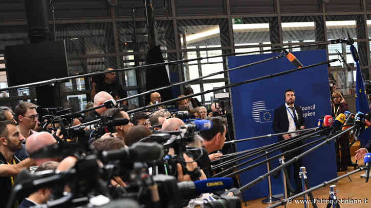 “Un petomane fantasma mette in fuga i giornalisti in attesa di Zelensky”: il racconto di Politico dalla sala stampa del Consiglio europeo