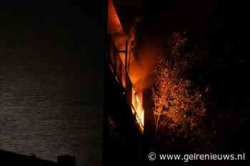 UPDATE: Grote brand in ontruimde flat, één persoon door brandweer naar buiten gehaald