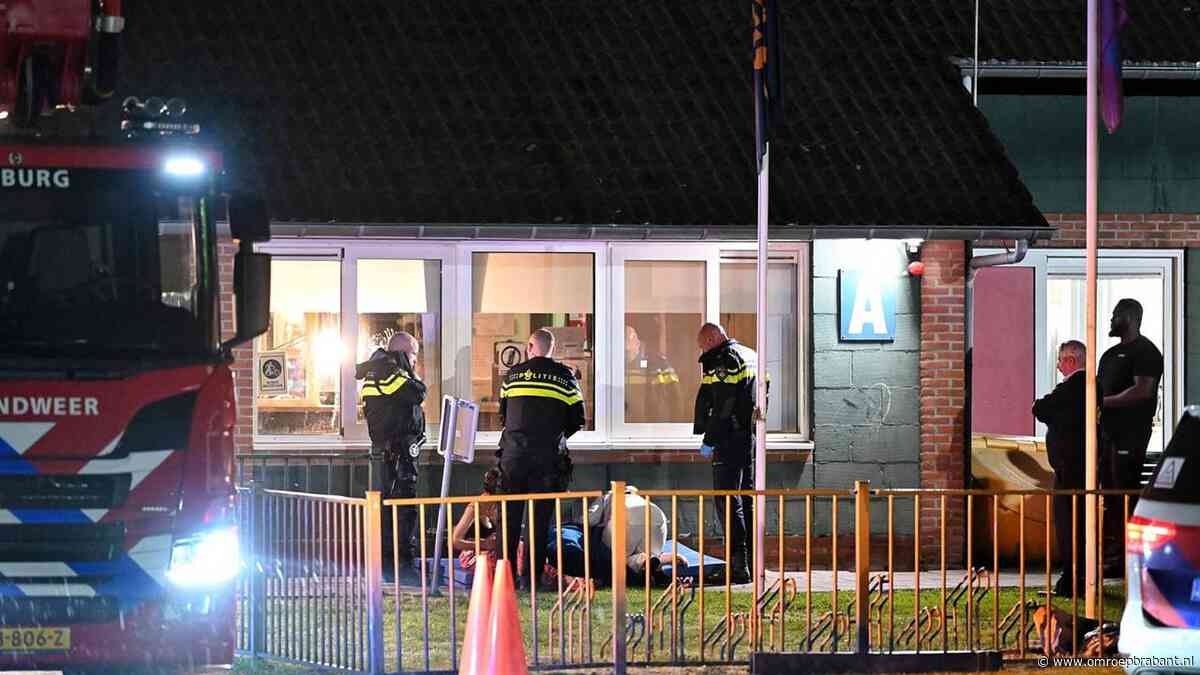 Vrouw veroorzaakt ophef bij azc en valt van dak, getuigen vangen haar op