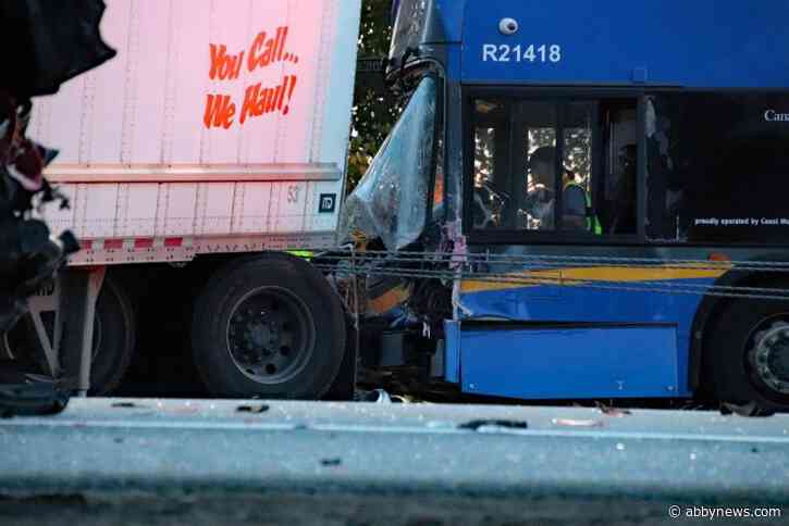No serious injuries in multi-vehicle Highway 99 crash involving semi, bus in Surrey
