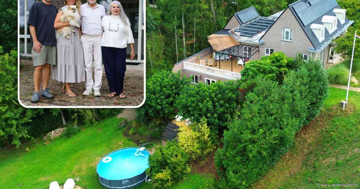 Ninge (44) wilde haar ouders niet in een tehuis: nu woont ze met man, kinderen én ouders onder één dak