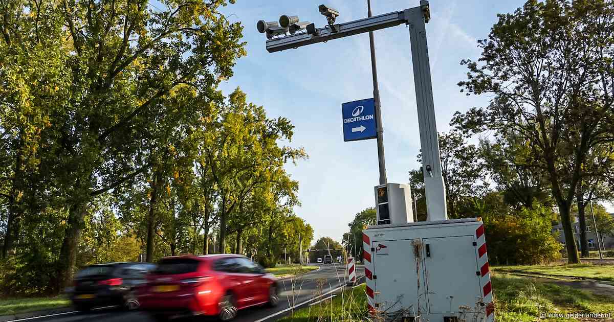 Telefoon gebruikt tijdens het rijden? Bestuurders kunnen nu 440 euro boete krijgen door deze flitser in Arnhem