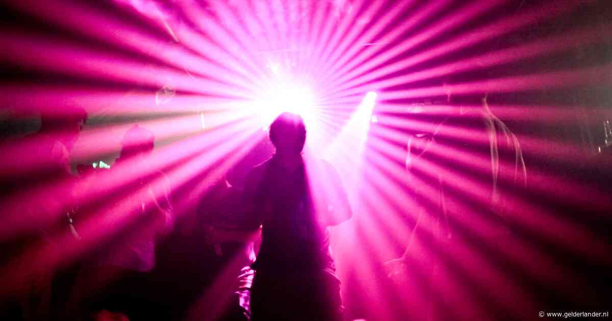 Twaalf vrouwen beschuldigen Amsterdamse festivalorganisator van seksueel grensoverschrijdend gedrag: ‘Zijn handen zaten overal’