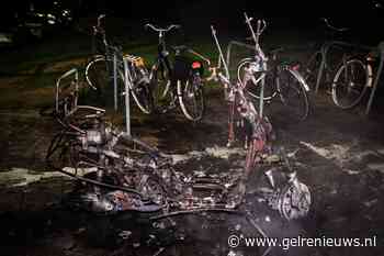 Geparkeerde scooter volledig uitgebrand in Arnhem