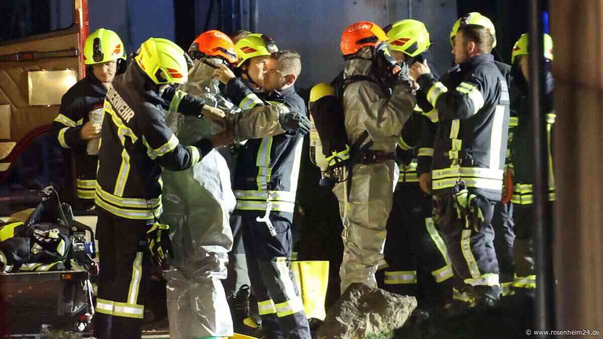 Laugenflüssigkeit auf Firmengelände ausgetreten – Feuerwehr in Schutzanzügen im Einsatz