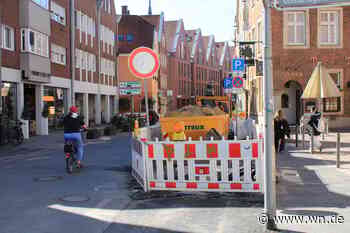 Das Schild sagt „Halt“, die Straße „Los“