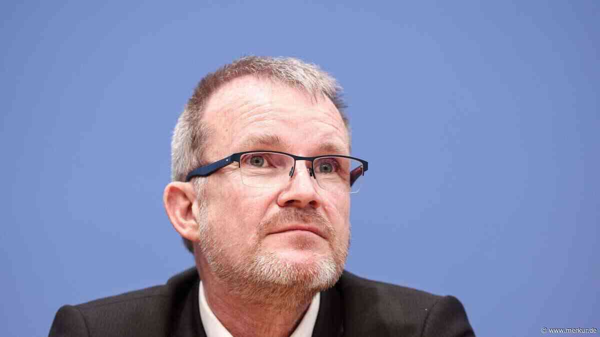 Chef der größten Krankenkasse will GKV und PKV abschaffen