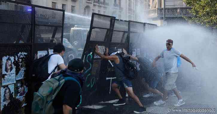 Scontri di piazza in Argentina durante la marcia delle università: 31 arresti, oltre 500 persone colpite dalla repressione. Il governo: “Paghino gli organizzatori”