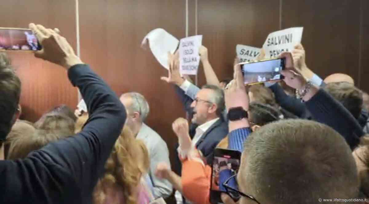 Lombardia, il vicepremier Salvini contestato a Palazzo Pirelli dai consiglieri Pd. Majorino: “Pensi ai treni”