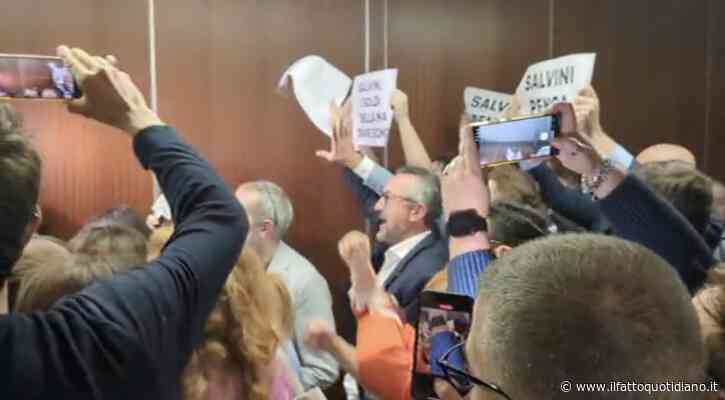 Lombardia, il vicepremier Salvini contestato a Palazzo Pirelli dai consiglieri Pd. Majorino: “Pensi ai treni”