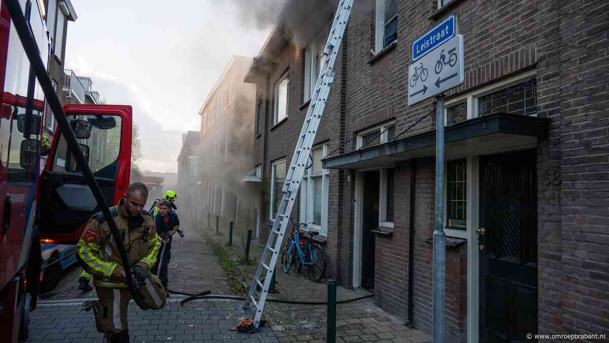 Drie huizen door brand beschadigd in Breda, veel rook in de straat