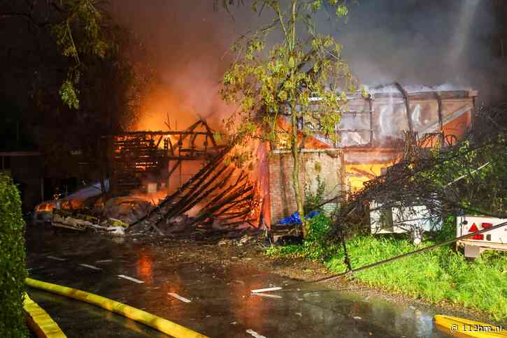 Zeer grote brand verwoest silo en schuur in Leiden