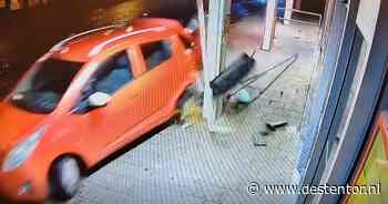 Bestuurder ramt geparkeerde auto op Urk, ook flinke schade bij supermarkt