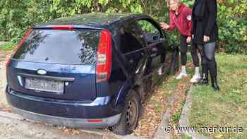 Schrottwagen mit zerstochenen Reifen blockiert ESV-München-Parkplatz seit Wochen
