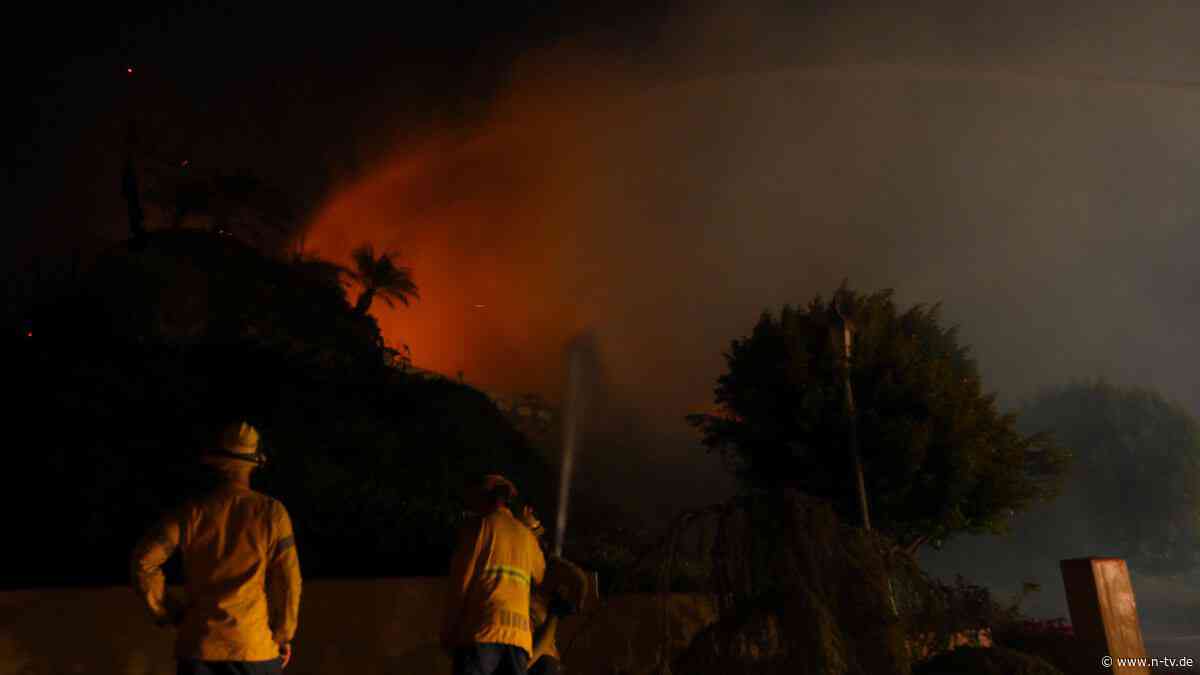 Flammen breiten sich rasant aus: Tausende Menschen fliehen vor Feuer in Kalifornien