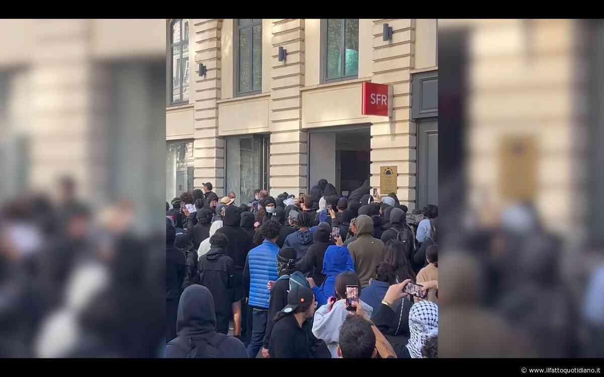 Proteste in Francia, l’assalto a un negozio di telefonia a Marsiglia: i manifestanti esultano – Video