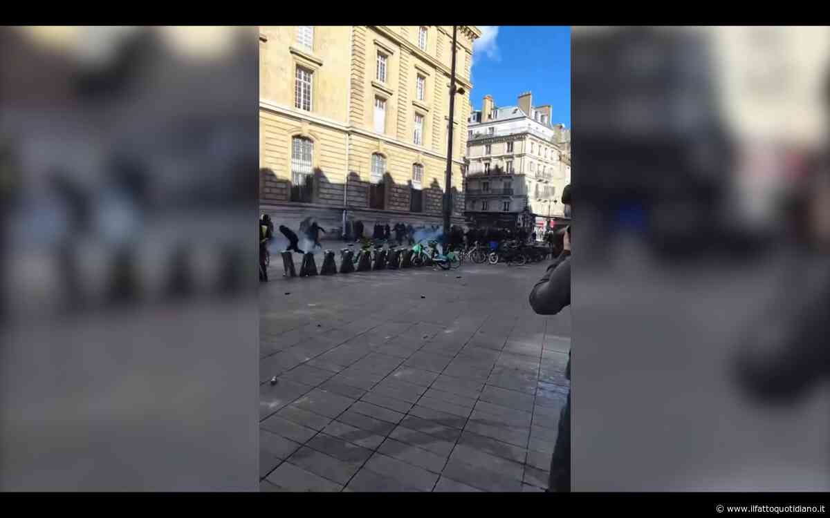 Proteste in Francia, il video degli scontri in place de la République: lacrimogeni sui manifestanti