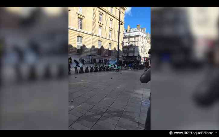 Proteste in Francia, il video degli scontri in place de la République: lacrimogeni sui manifestanti