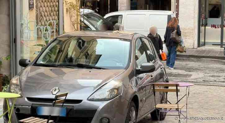 “Mi aveva parcheggiato nel dehors, quindi ho deciso di apparecchiargli sulla macchina. Almeno così si accorgono di aver sbagliato”: il gesto di protesta del ristoratore di Ancona è virale