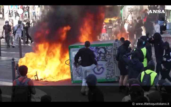 Migliaia di persone in corteo a Marsiglia: cassonetti bruciati e lancio di petardi