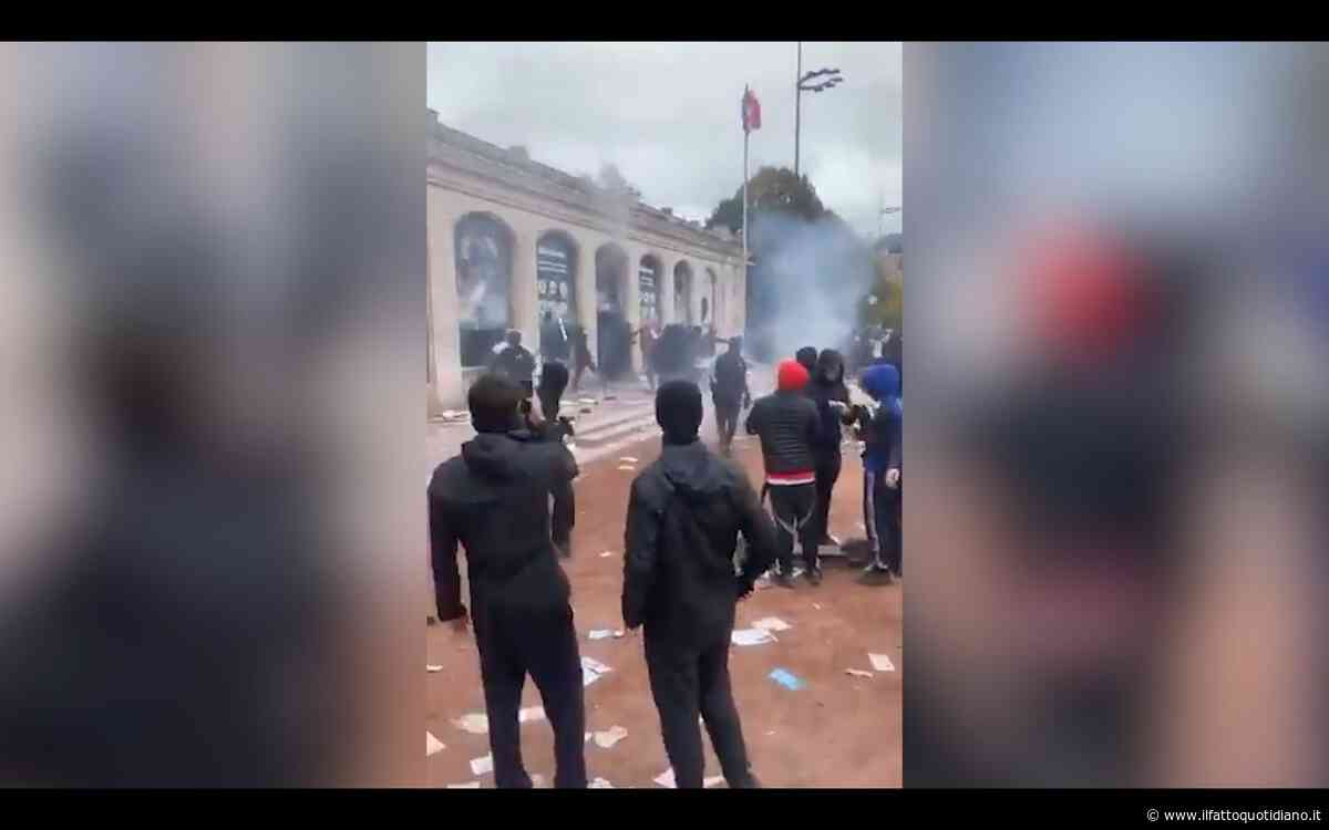 Proteste in Francia, a Lione saccheggiato e dato alle fiamme l’ufficio del turismo. Il video dell’assalto