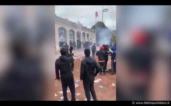 Proteste in Francia, a Lione saccheggiato e dato alle fiamme l’ufficio del turismo. Il video dell’assalto