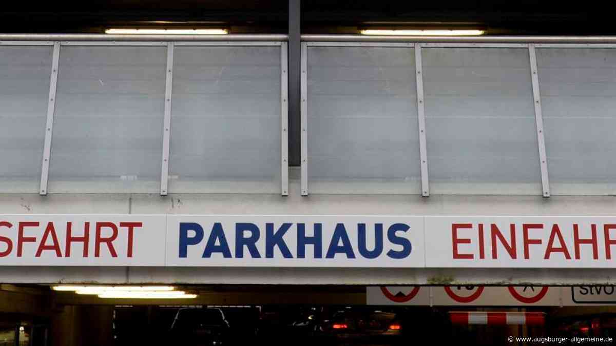 Volle Parkhäuser in der Augsburger Innenstadt am Samstag