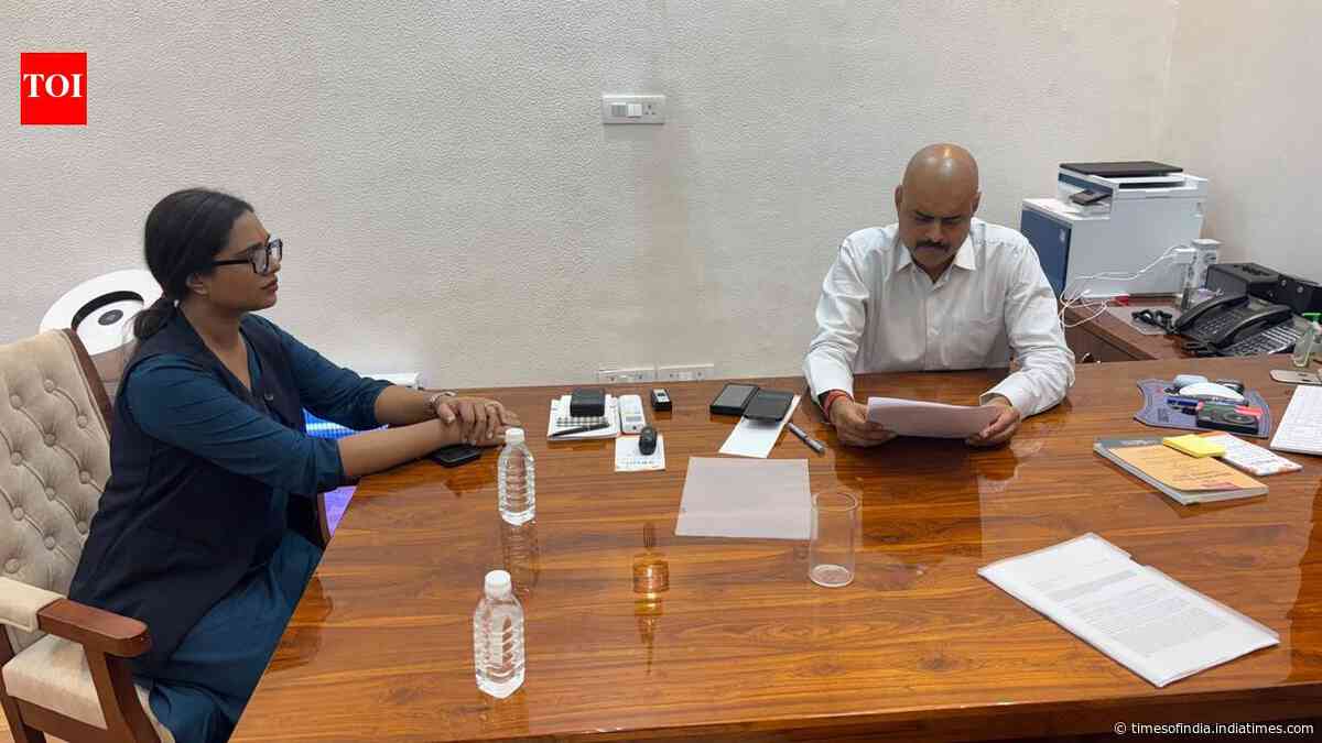 Woman journalist, who accused Rahul Gandhi of manhandling, files complaint against him, others