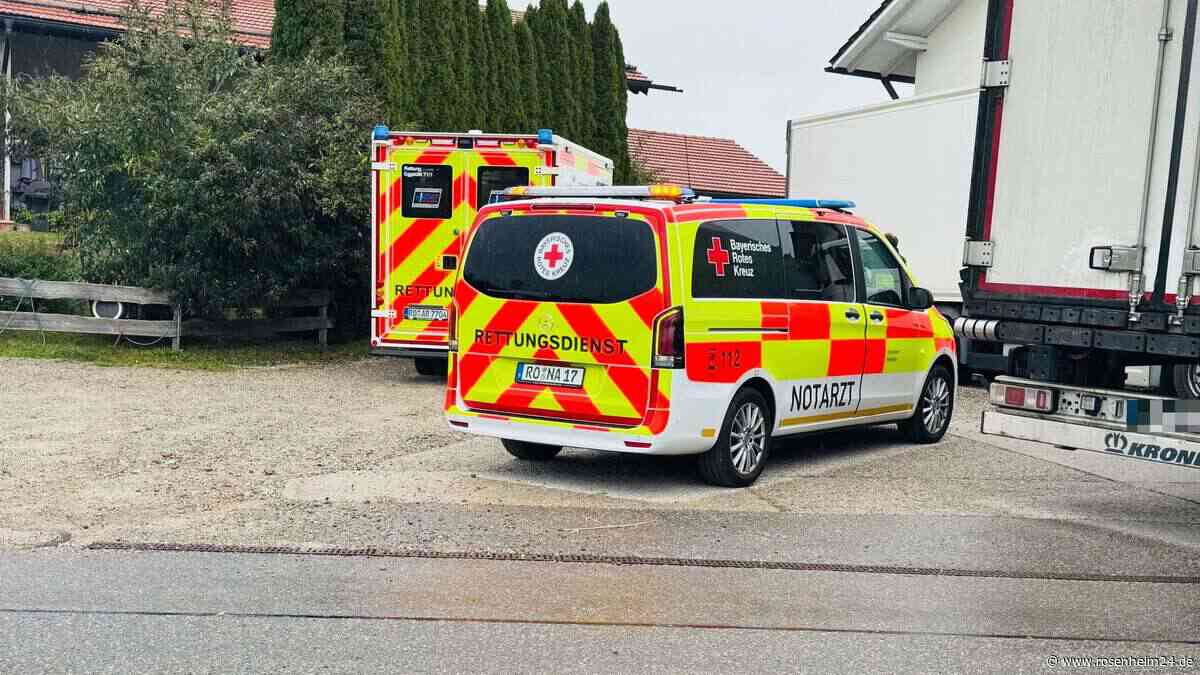 Schwerer Unfall bei Amerang: Junger Mann (18) unter Auto eingeklemmt