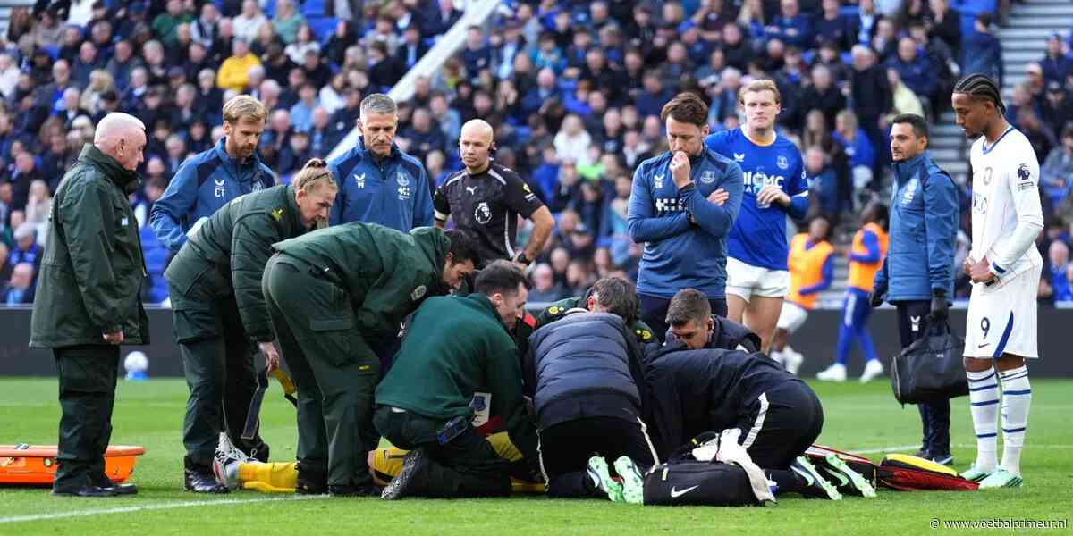 Chelsea-doelman Martínez met brancard van het veld na harde botsing