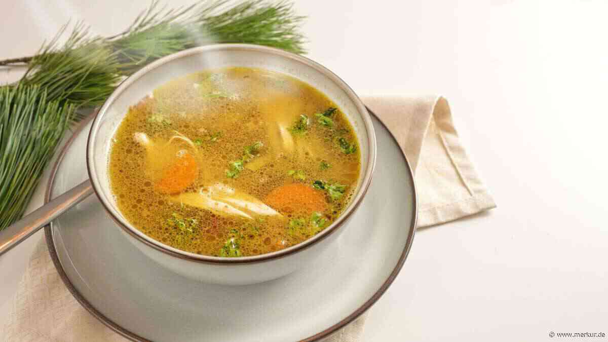 Hühnerbrühe wie bei Oma: So gelingt die wohltuende Kraftsuppe ganz einfach