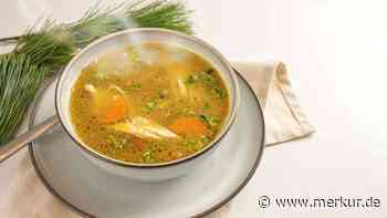 Hühnerbrühe wie bei Oma: So gelingt die wohltuende Kraftsuppe ganz einfach
