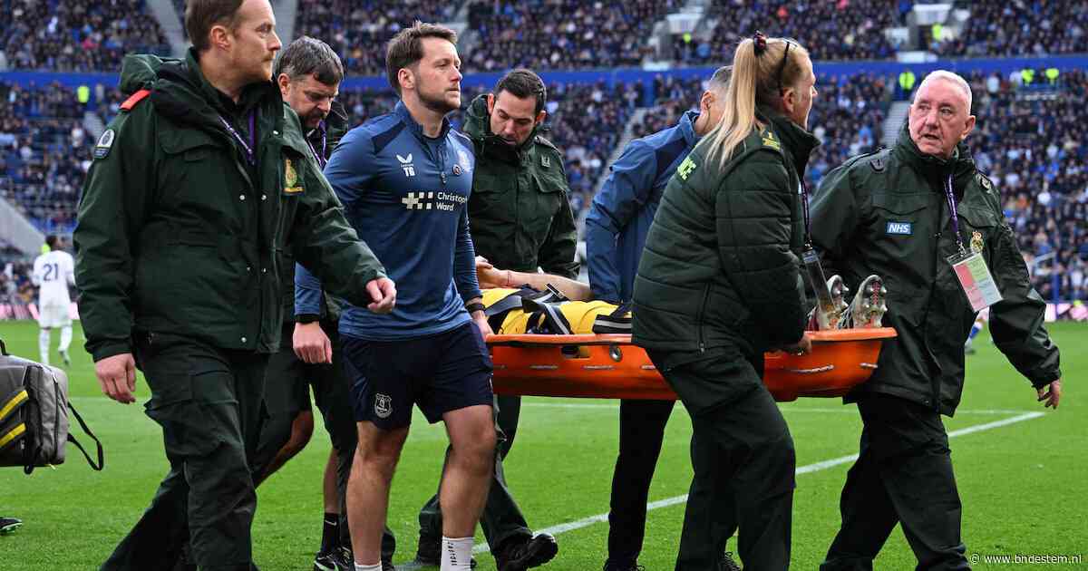 Schrik bij Chelsea: doelman krijgt na harde botsing zuurstof toegediend en moet naar ziekenhuis